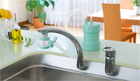 家庭で浄水器のお水を飲む