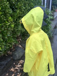 雨の日に黄色いカッパの子ども